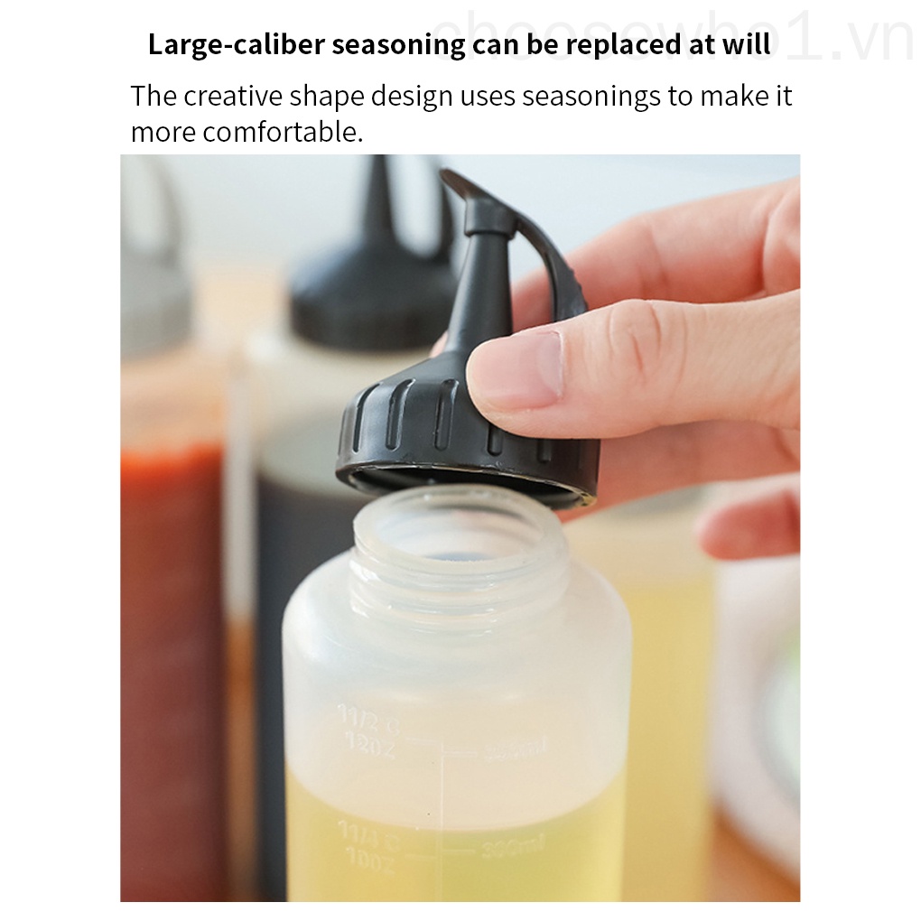 Bình xịt nhựa đựng mật ong dầu ăn trong nhà bếp