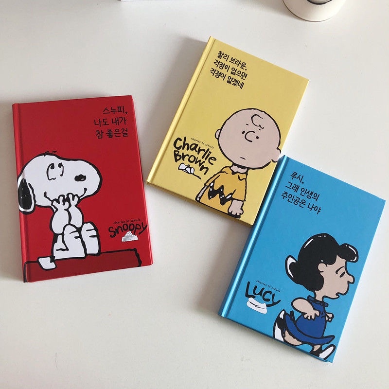 Sách vở viết tập hình chó Snoopy xinh đẹp trang trí nhà cửa và làm đạo cụ chụp ảnh