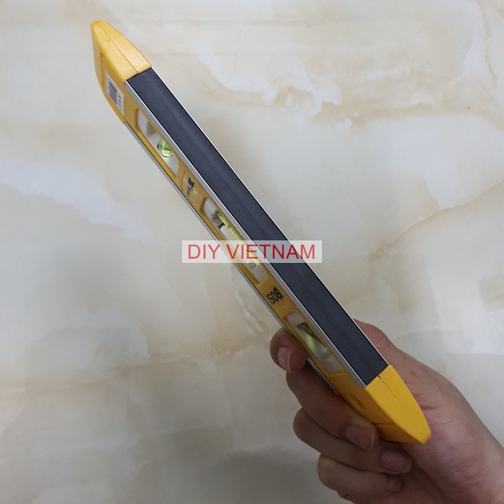 Thước thủy livo hãng Bosi có nam châm chiều dài 20cm để đo góc nghiêng, điều chỉnh độ cân bằng của mặt phẳng