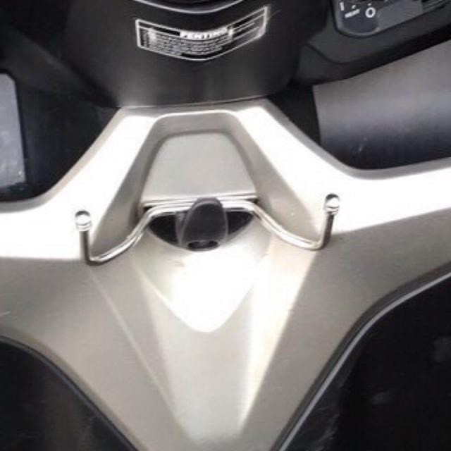 Móc treo đồ Vario 2018-2020 mẩu 2 sừng tiện ích - dochoixemay