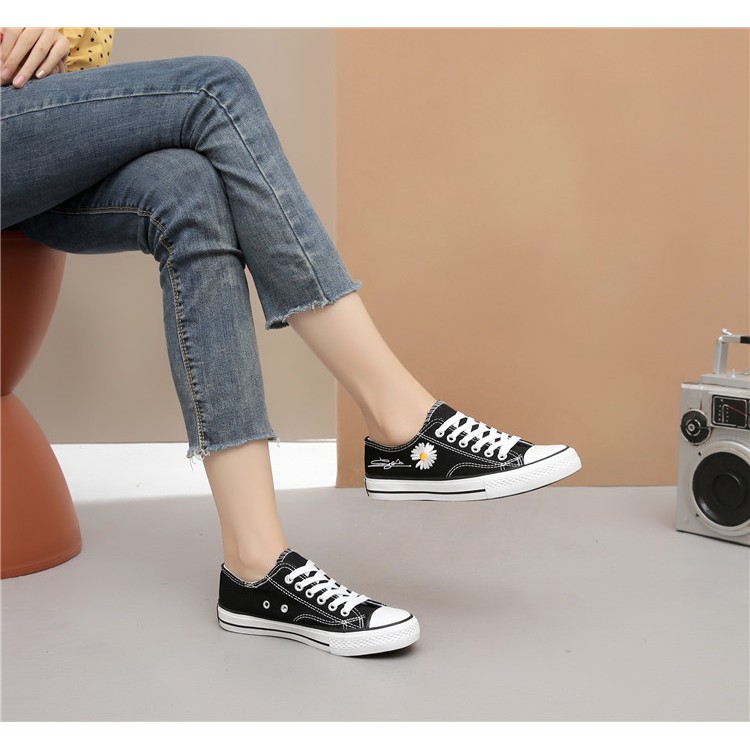 Giày Sneaker Nữ Kiểu Dáng CV Thêu Hoa Cúc Với Chữ Ký Độc Đáo | BigBuy360 - bigbuy360.vn