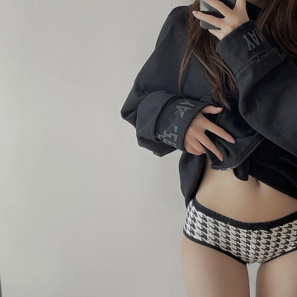 Quần Lót Nữ Cạp Thấp Họa Tiết Lưới Gợn Sóng Và Chấm Bi Màu Ngà