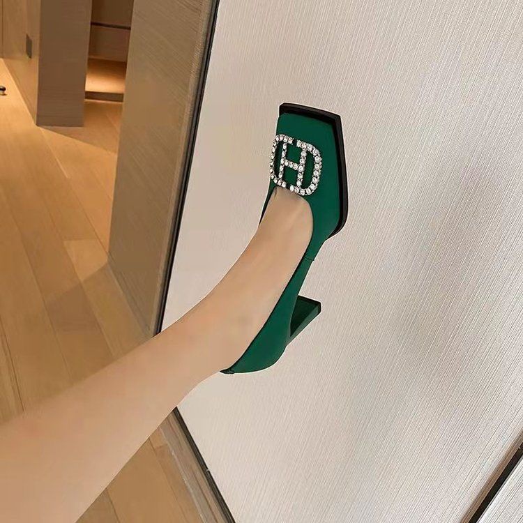 Giày cao gót dày mũi vuông đính đá khí chất quý phái Âu Mỹ