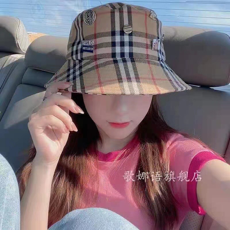 Mũ vành Buberry kèm charm xinh xắn nà