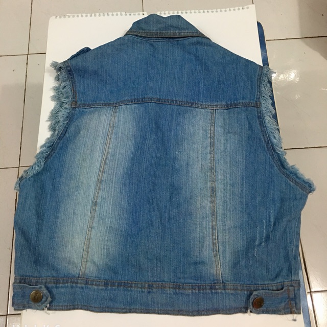 Áo khoác bò RÁCH , Thêu đinh ở cổ áo