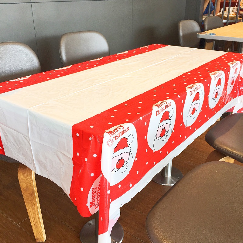 Khăn trải bàn ăn hình chữ nhật dùng trang trí Giáng Sinh sử dụng một l
