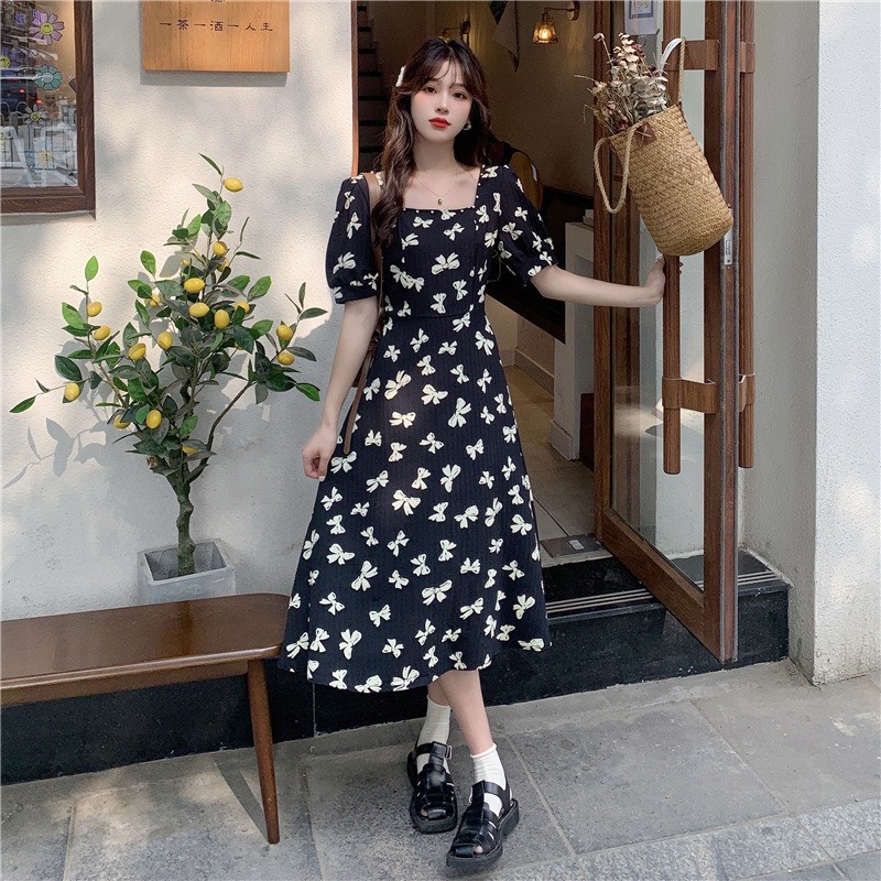 Váy đầm đen cổ vuông viền đính hạt họa tiết nơ tay ngắn phong cách Hàn Quốc