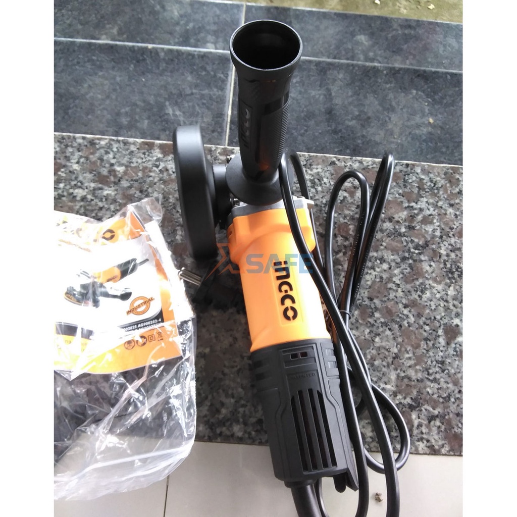 Máy mài góc INGCO AG240082 2400W cốt mài M14 nhựa cao cấp chống chịu nhiệt, va đập, sức ép rất tốt