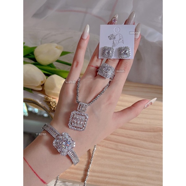 Nhẫn đế vuông bo tròn hột cao xi bạch kim