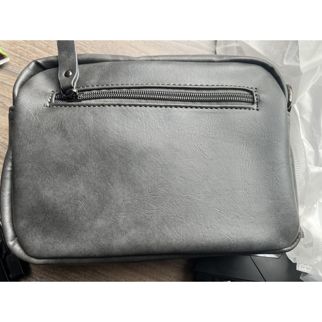 Túi Đeo Chéo Nam OUMU Da PU Cao Cấp Màu Xám Xi Măng