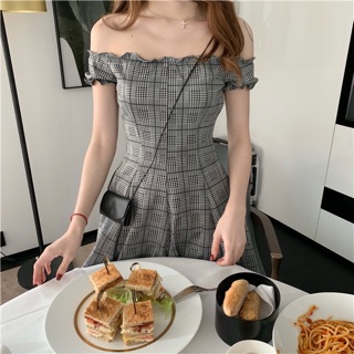 Váy trễ vai kẻ Simbabo