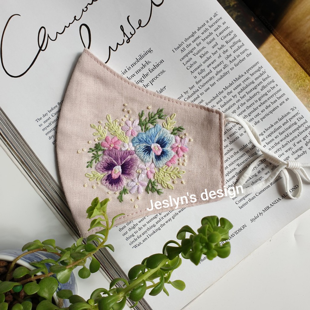 Khẩu trang thêu tay vải linen hoa Păng-xê JL54
