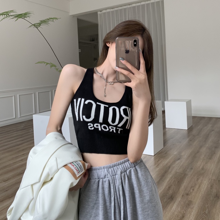 Áo croptop QKOOLE không tay hoạ tiết chữ phong cách Hàn Quốc