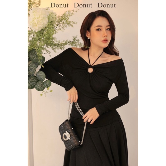 Áo nhún khuyên tròn dây cổ phối chân váy ly xước hàn