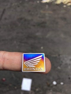 Tem Logo Honda Dán Bợ Cổ & Biển Số Xe Máy Chất Liệu Titan