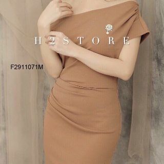 Đầm body lệch vai kèm phụ kiện