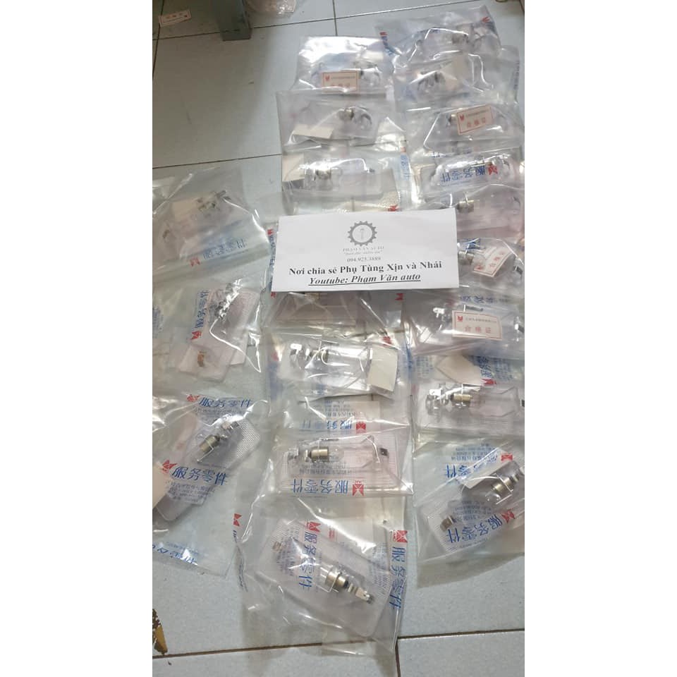 Đèn trần Ford Transit CHÍNH HÃNG lắp phía sau mã YC1513776CB Phạm Văn auto