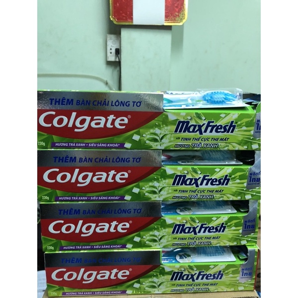 Kem đánh răng Colgate Maxfresh trà xanh 230g/hộp tặng bàn chải đánh răng Colgate Triple Action