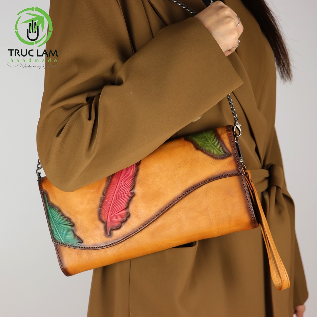 Ví Dài Cầm Tay Thời Trang Nữ Da Thật Cao Cấp Họa Tiết Lông Vũ Size Lớn Kèm Dây Đeo Ánh Kim – Trúc Lâm Handmade