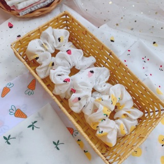 Cột tóc scrunchies dâu tây tơ tằm