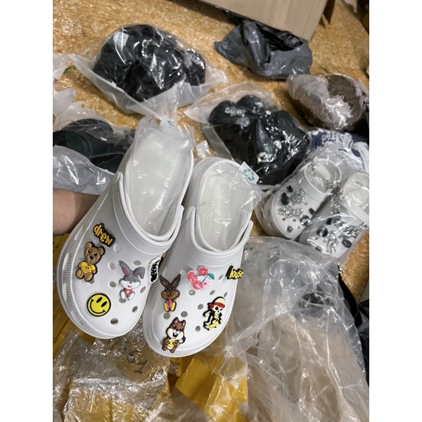 Dép crocs drew đế màu ảnh thật ở cuối