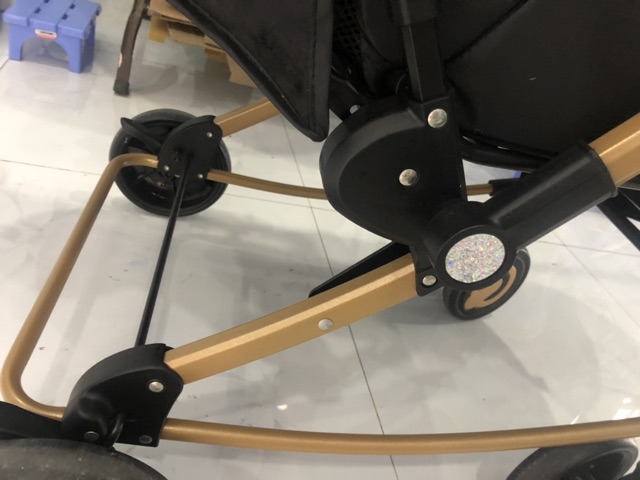 Xe Đẩy Em Bé Màu Xanh Có Dây An Toàn