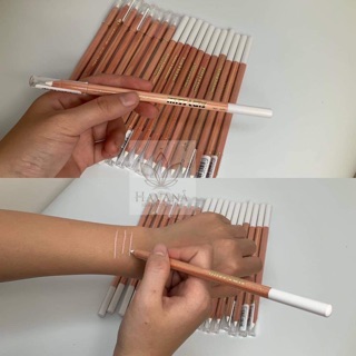 CHÌ MAKEUP MÀU TRẮNG VÀ ĐỎ VẼ MÔI