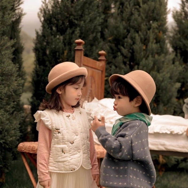 Áo gile cánh tiên lót nỉ hoạ tiết olive cho bé gái