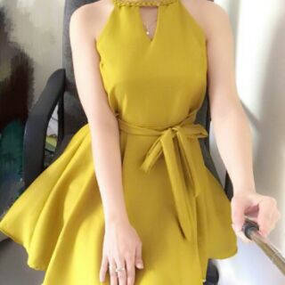 Đầm cổ yếm