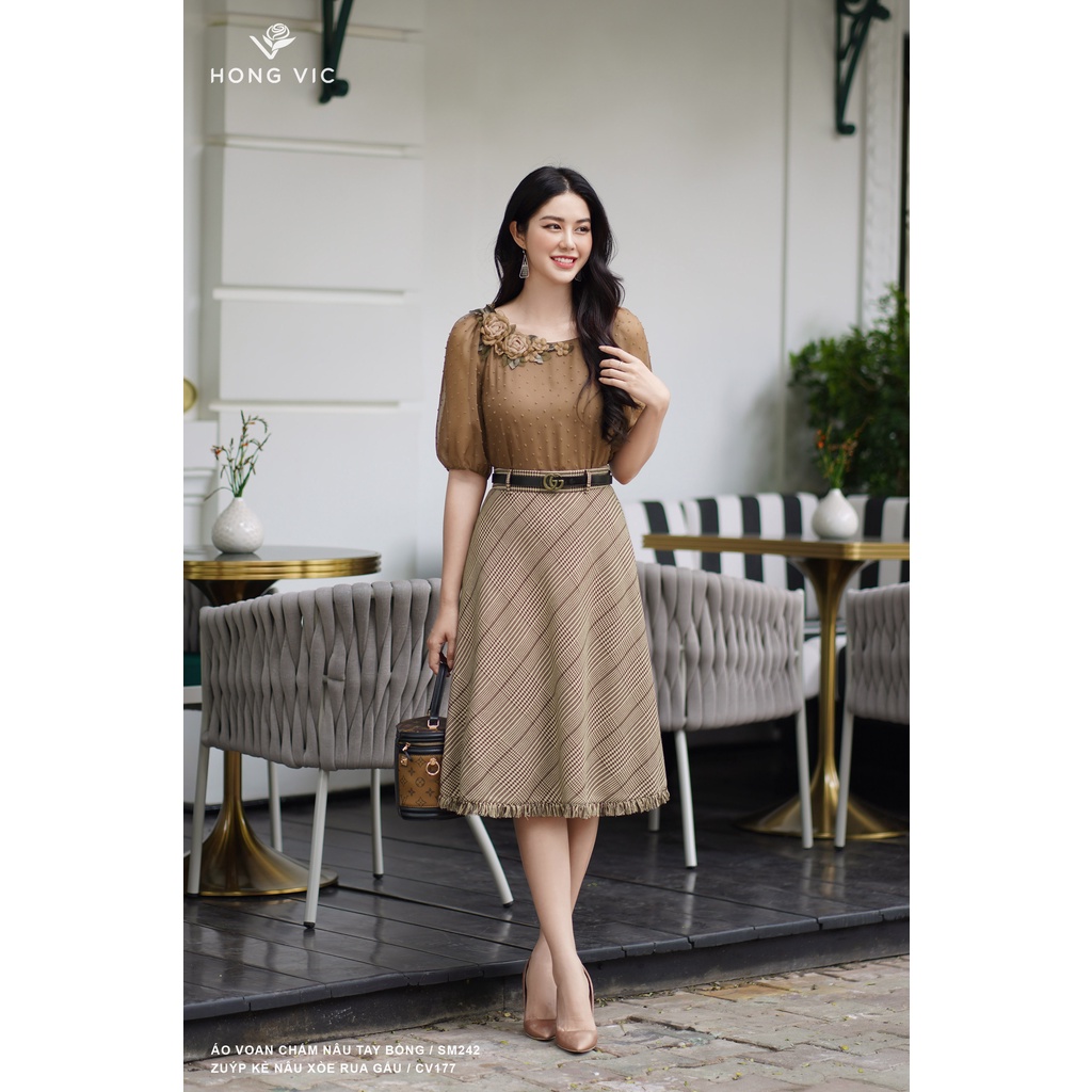 Chân váy nữ thiết kế Hong Vic kẻ nâu xòe rua gấu CV177