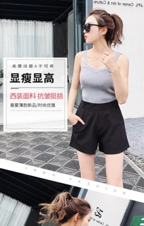 Quần short vải màu đen - trắng