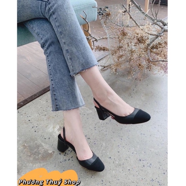 Giày bít mũi có quai hậu, gót vuông 5p, màu da pha đen