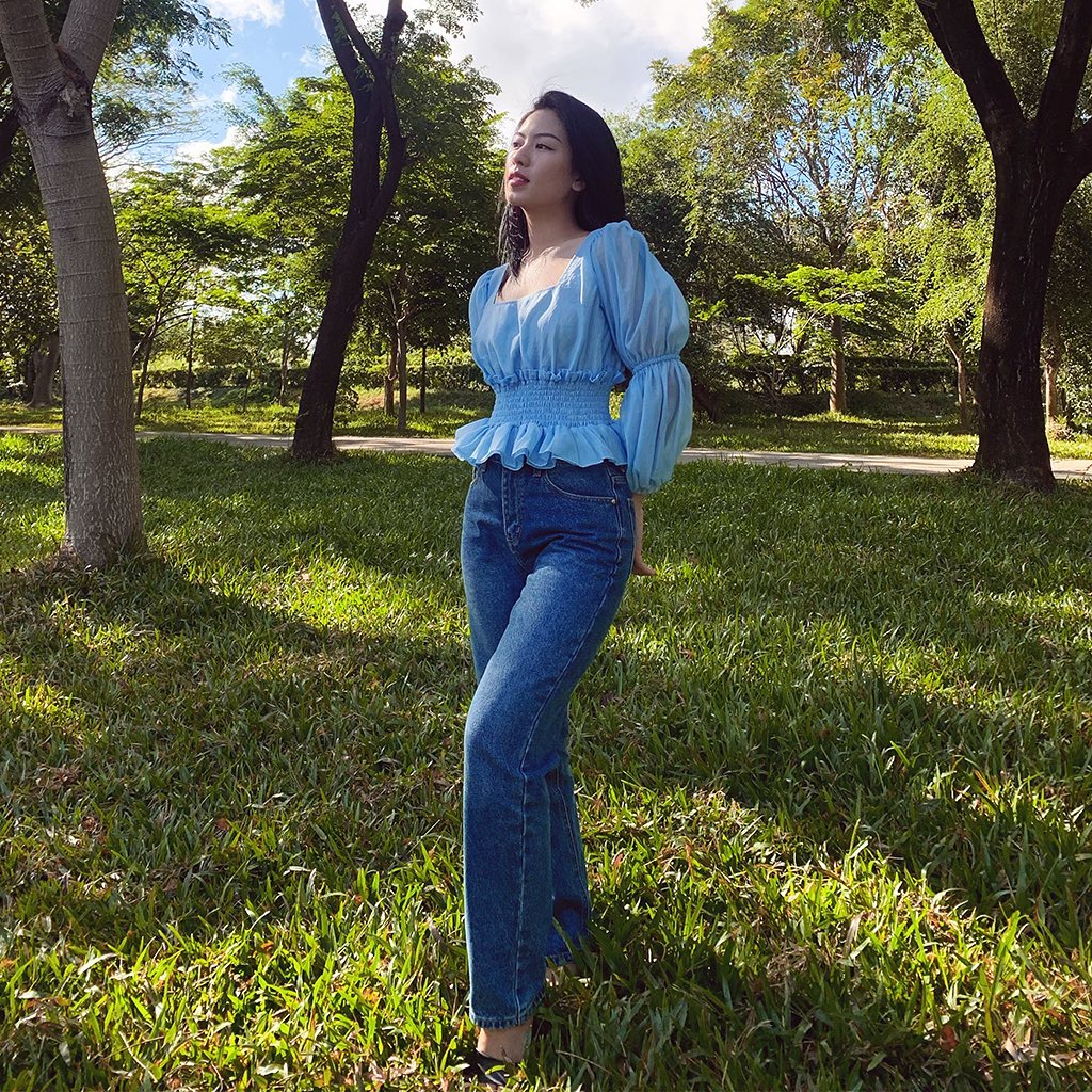 TheBlueTshirt - Áo Kiểu Nữ Tay Phồng Xếp Ly Cổ Vuông Màu Xanh Dương - Hebe Top - Blue