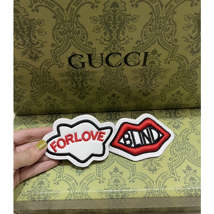Phụ kiện G.C BLIND FORLOVE Thêu Hình Môi Đỏ Cúc Bấm