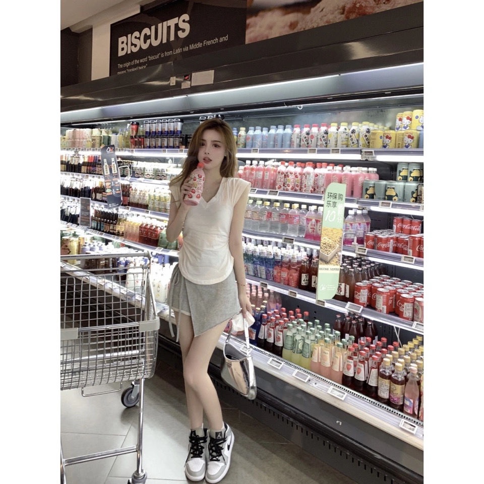 Bộ Áo Thun Không Tay Cổ Chữ V + Quần Short Thể Thao Ôm Dáng Quyến Rũ Cho Nữ | BigBuy360 - bigbuy360.vn