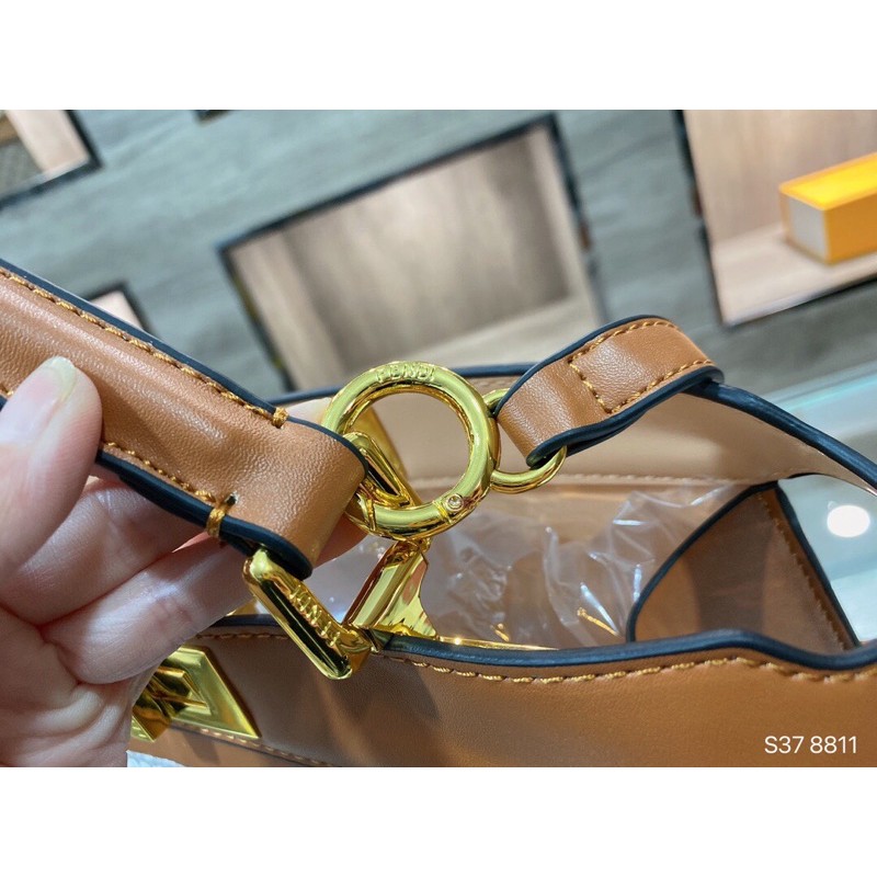 Túi kitty thêu chỉ thêu nâng cấp có một dây đeo vai bằng kim loại có thể tháo rời và có thể được mang bằng tay fendi FD