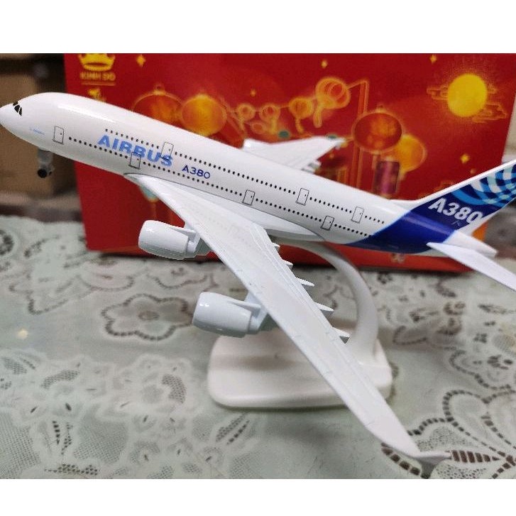 Mô hình máy bay AIRBUS  kim loai 20cm có bánh xe