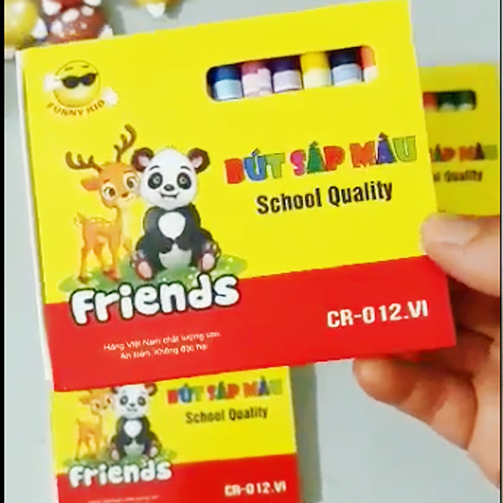 Dụng cụ học tập cho bé: 1 Hộp bút NỔI 3D và Hộp 12 bút sáp màu Crayons QATE0143