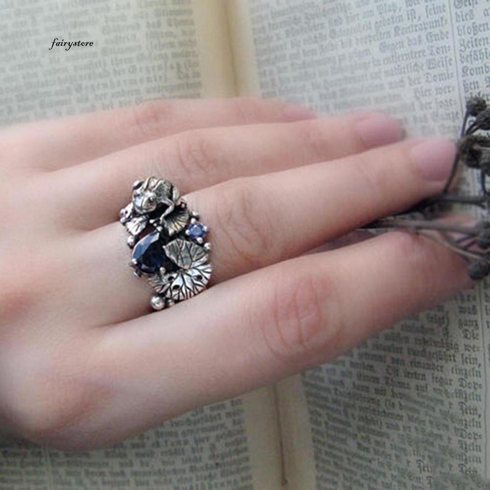 Nhẫn HìNh Con ẾCh Và Ếch ĐíNh Đá Cổ ĐiểN