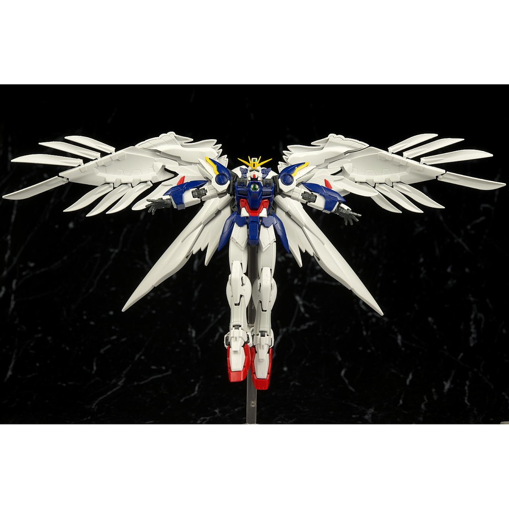 Mô hình lắp ráp Gundam Bandai RG 17 Wing Gundam Zero Custom EW