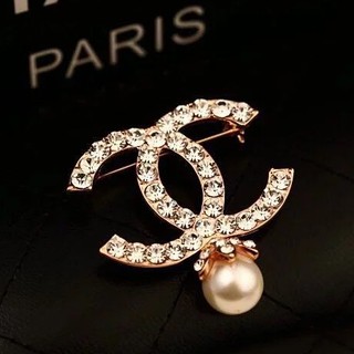ghim cài áo hình chanel đính ngọc trai xinh xắn