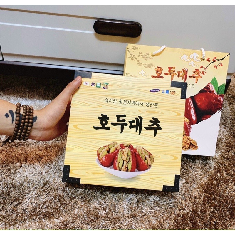Táo đỏ nho khô kẹp óc chó