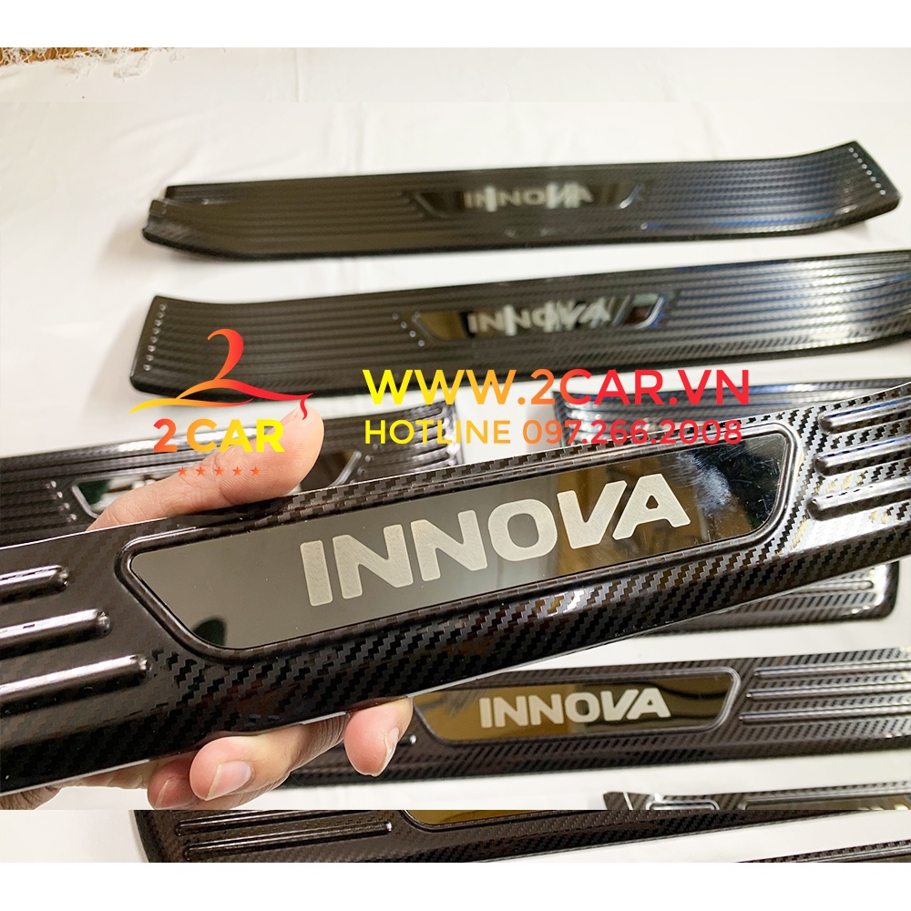 Ốp bậc cửa, Nẹp bước chân CARBON xe Toyota Innova đời 2017-2021 vân cacbon cao cấp