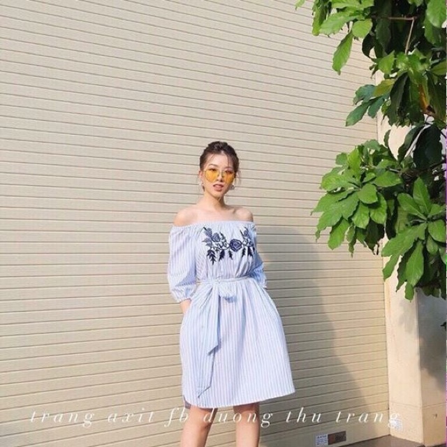 Váy kẻ trễ vai