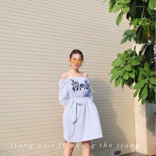 Váy kẻ trễ vai