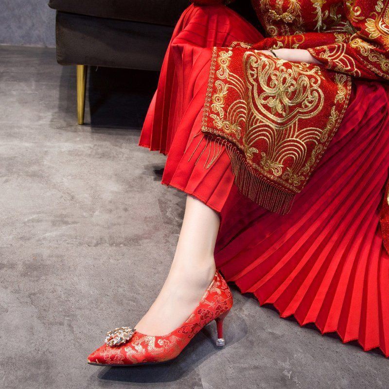 Giày cưới phụ nữ gót nhọn 2021 mới của Trung Quốc quần áo Xiuhe rượu vang đỏ cô dâu mang thai pha lê cao