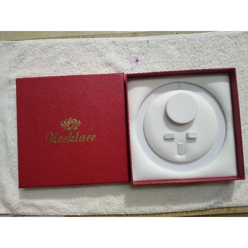 Hộp để trang sức dây đá và ngọc trai