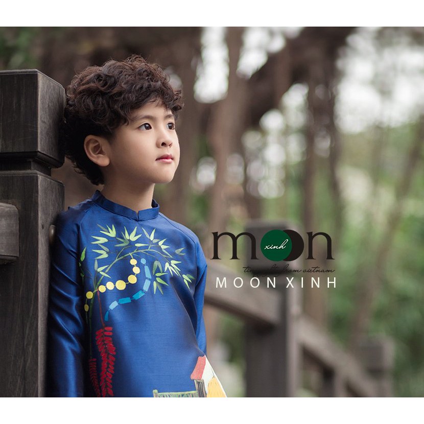 Áo dài cách tân cho bé trai vẽ tay thủ công VNS 264 Moon Xinh - Màu xanh - Gấm taffeta - Full size 8kg-65kg