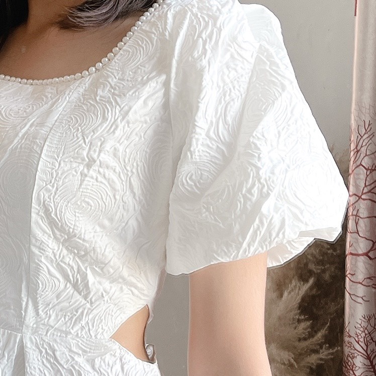 Đầm Váy Xốp Vân Hoa Tay Phồng Cổ Vuông Viền Ngọc Trai Tà Váy Xòe Dài Đến Đầu Gối Trẻ Trung | Smide Clothing