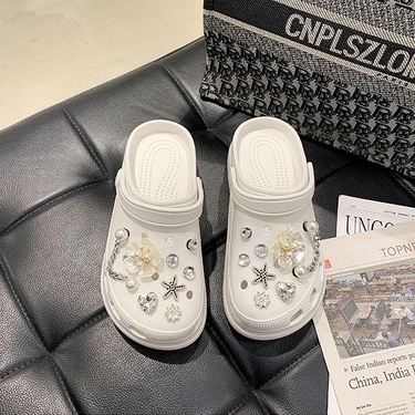 Dép cross hoa văn ngoài hành tinh white tằng kèm 12 jibitz cài dép cross